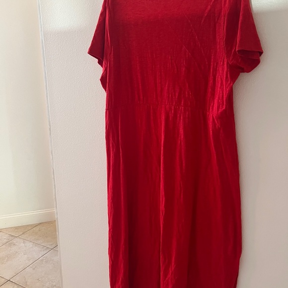 Torrid red short sleeved midi dress v-neck and slits in both sides. Size 1 - Picture 4 of 5